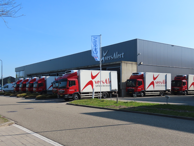 912649 Gezicht op de achtergevel van het bedrijfspand van dé versgroothandel 'versAlert' (Molensteijn 62) aan het ...